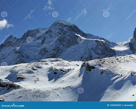 Vista panoramica delle montagne innevate di Kitzbühel con piste da sci.