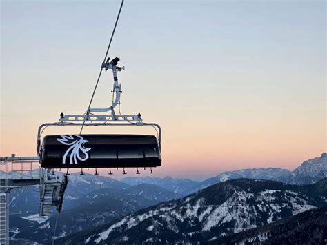 Dettaglio di una seggiovia moderna con sedili riscaldati e parabrezza a Kitzbühel.