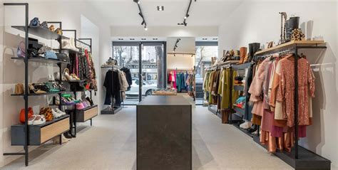 Vetrina di un negozio di lusso a Kitzbühel con capi di abbigliamento firmati.