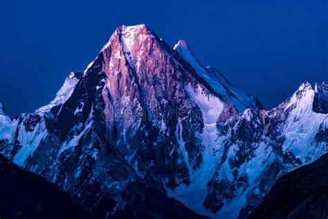 Vista panoramica della maestosa catena montuosa del Karakoram con il K2 in evidenza.