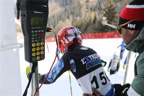 Dettaglio di una partenza dal cancelletto su pista sintetica