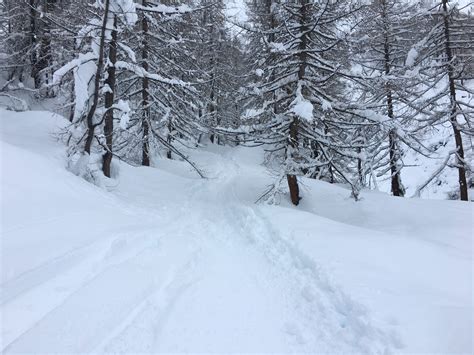Abbigliamento da sci Podhio in un ambiente montano innevato