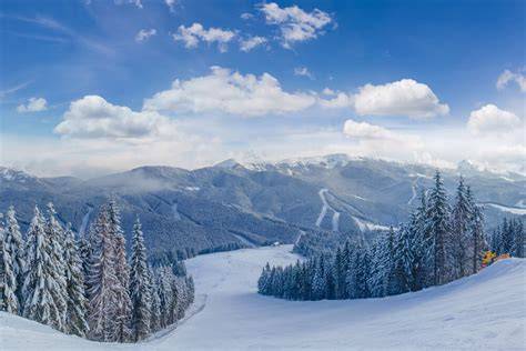 Panorama montano dei Pirenei con neve e piste da sci