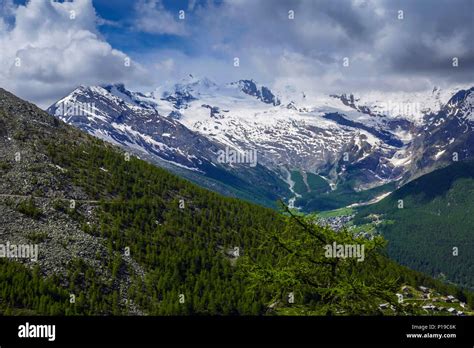 Vista panoramica dalla cima del Dammastock con ghiacciai e montagne circostanti.