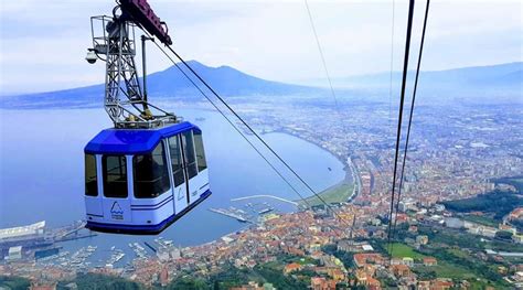 Vista panoramica della Funivia del Faito con le montagne circostanti