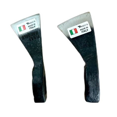 Confronto tra piccozze con manico dritto e curvo, evidenziando la lama
