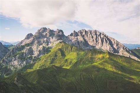 Panoramica invernale delle vette carniche, con neve fresca e cielo limpido