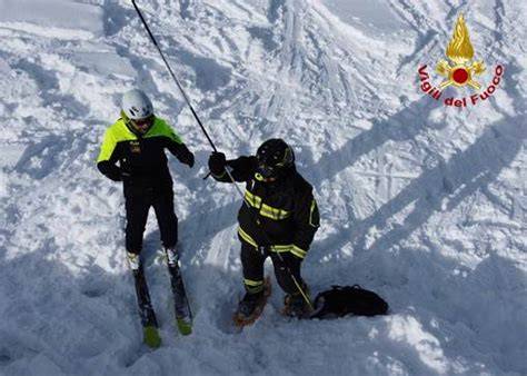 Simulazione di una situazione di pericolo valanga e tecniche di autosoccorso