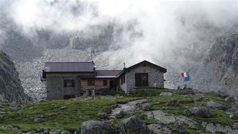 esterno del Rifugio Tonolini in un contesto innevato
