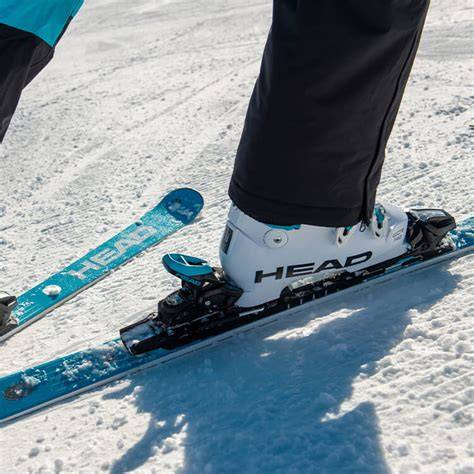 primi piani di sci e scarponi da Telemark con dettagli tecnici