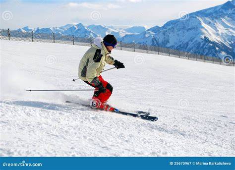 Sciatore che affronta una pista da sci impegnativa