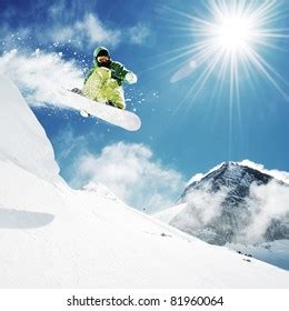 Immagine di uno snowboarder che esegue un salto in fresca su un pendio innevato