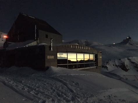 Esterno del Rifugio Teodulo con un paesaggio alpino innevato