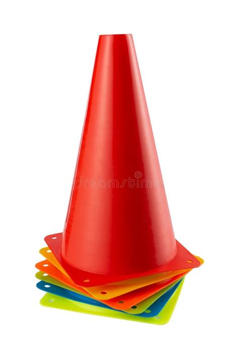 Coni da pattinaggio colorati disposti a formare un percorso slalom