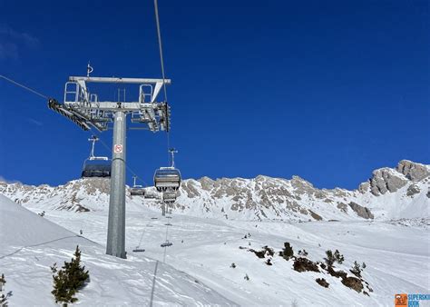 Vista panoramica della Valmalenco con la seggiovia in primo piano
