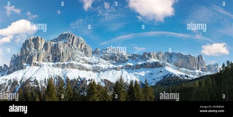 Panorama delle Dolomiti con guglie rocciose e valloni innevati