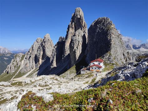Rifugio Fonda Savio incastonato tra le montagne dolomitiche