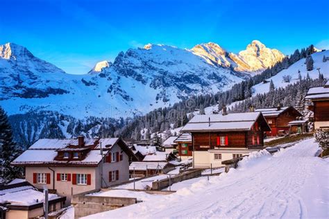Vista esterna dell'Hotel Chalet Svizzero con montagne innevate sullo sfondo