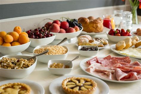 Immagine di una colazione a buffet ricca e variegata servita nell'Hotel Chalet Svizzero