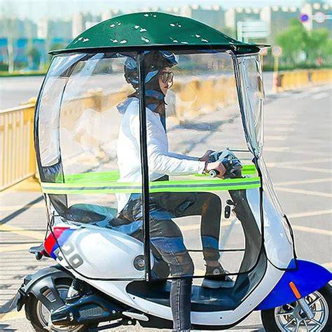Illustrazione di una moto coperta con la H2O Outdoor/Indoor, evidenziando il design aderente e i dettagli protettivi.