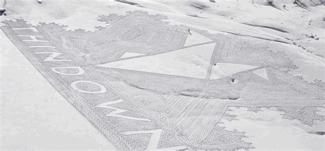 Il logo Thindown disegnato da Simon Beck sulla neve, con dimensioni notevoli