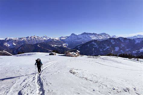 vista sul Gruppo del Sella durante l'escursione con le ciaspole verso il Rifugio Pralongià