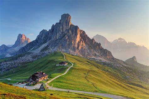 Panorama mozzafiato del Passo Giau con le Dolomiti circostanti