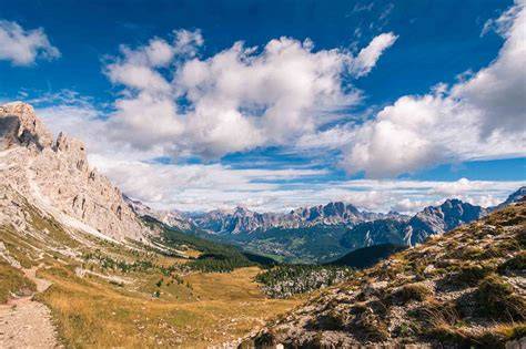 Vista dal Rifugio Passo Giau con le cime dolomitiche all'orizzonte