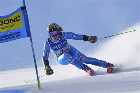 Immagine di un atleta che sottopone gli sci al test del fluoro
