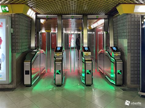 Immagine storica dei primi tornelli per skipass con lettori di tessere magnetiche.