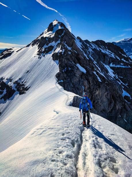 Immagine di uno scialpinista su una cresta di montagna, con enfasi sulla leggerezza dell'attrezzatura
