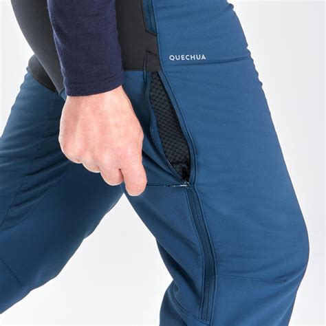 Immagine di dettaglio che mostra le zip di ventilazione sulle cosce di pantaloni da scialpinismo