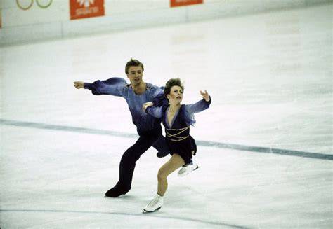 Pattinatori Jayne Torvill e Christopher Dean in azione durante un'esibizione