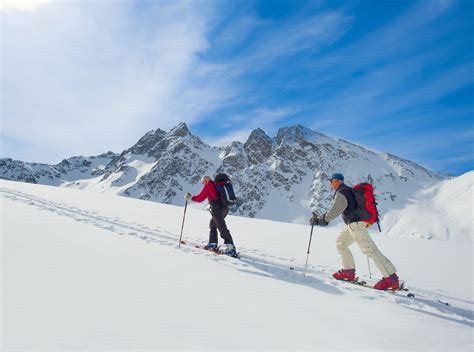 Panorama alpino con neve fresca e pendii dolci, tipico delle zone di sci alpinismo.