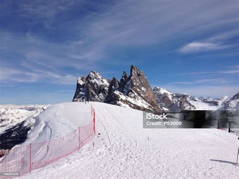 Vista panoramica di una stazione sciistica in Trentino con piste innevate e montagne circostanti