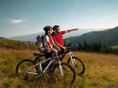 Coppia di ciclisti su mountain bike elettriche su un sentiero panoramico in montagna