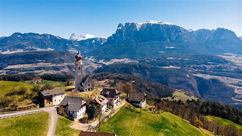 Panoramica della Funivia del Renon con vista sulle montagne circostanti