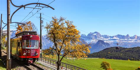 Immagine del Trenino del Renon che attraversa un paesaggio alpino