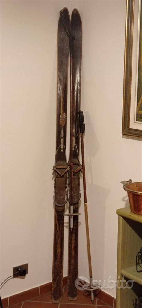 Foto d'archivio di Alberto Marcellin con sci d'epoca, rappresentante le origini dell'azienda.