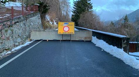vista della strada provinciale SP 255 con possibile rischio valanghe