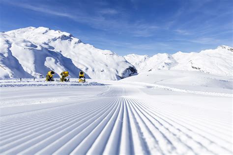 Foto panoramica del comprensorio sciistico di Splügen - Tambo con piste innevate e montagne circostanti.