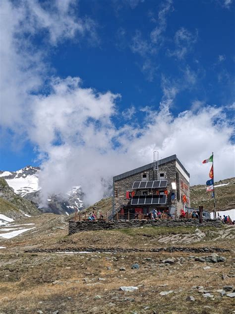 Vista del Rifugio Gastaldi con le montagne circostanti