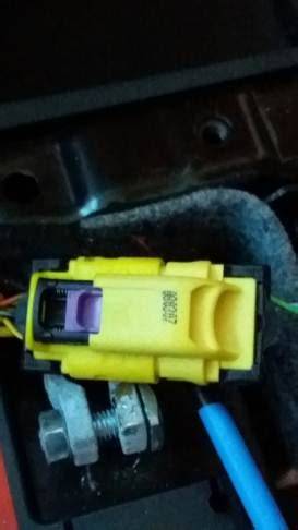 Esempio di connettore sotto un sedile auto