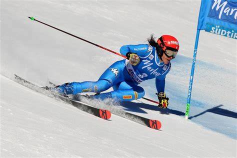 Infografica che mostra le differenze tra discesa libera, Super-G, slalom gigante e slalom speciale.
