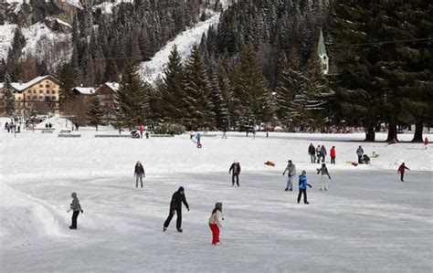 Lago Gover in inverno trasformato in una pista di pattinaggio naturale con montagne innevate sullo sfondo