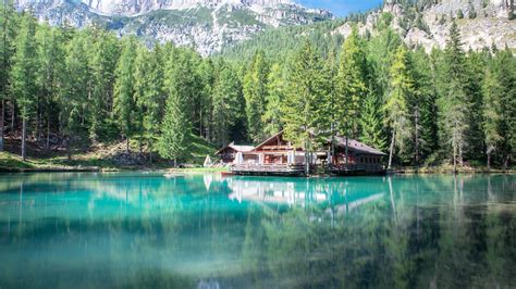 Lago Ghedina con riflessi verdi nell'acqua