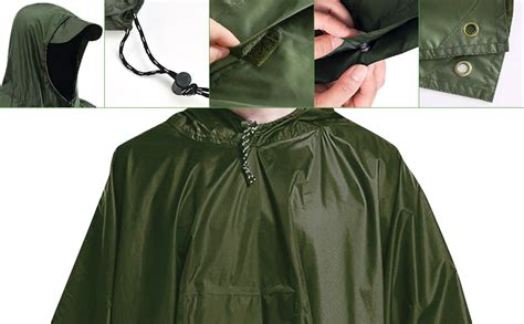 Dettaglio di un poncho impermeabile con cappuccio regolabile e inserti riflettenti