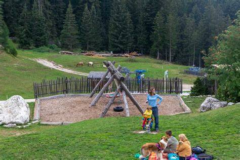 Bambini che giocano nei laghetti a forma di impronta sul Monte Baranci