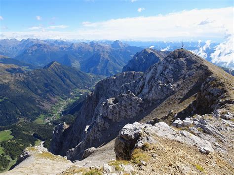 Vista a 360 gradi dalla vetta del Pizzo Rosso Piccolo con catene montuose circostanti