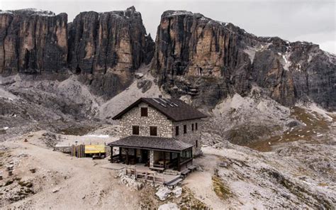 Immagine del Rifugio Franz Kostner con le vette del Sella sullo sfondo